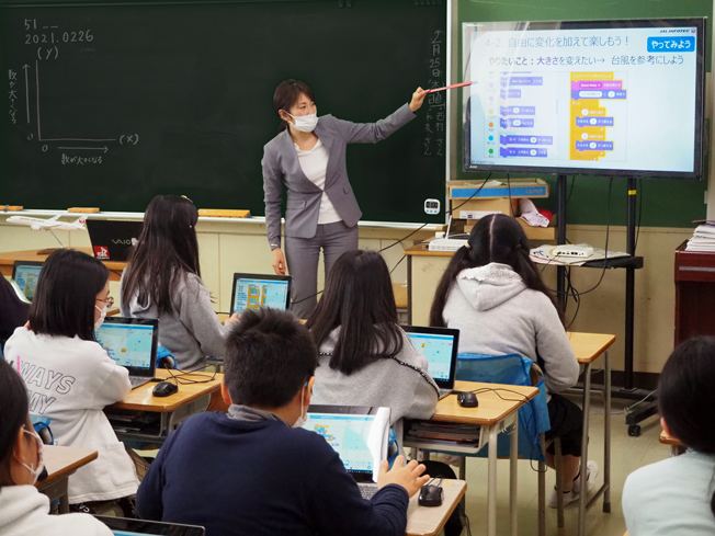 JALインフォテック社員による実証授業の様子
